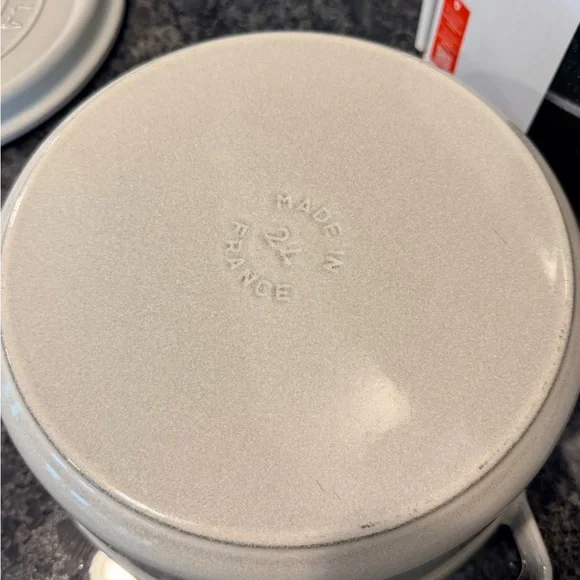 🤍 Staub 4qt Cast Iron Dutch Oven – White Truffle, Original Packaging - Picture 7 of 12